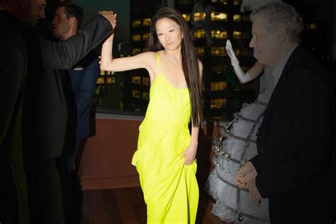 Unflattering Photo Of Vera Wang At Birthday Party Goes Viral For