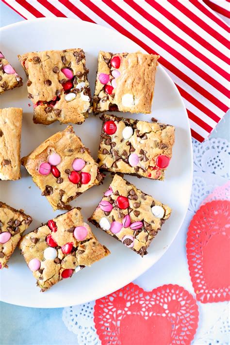 Stir in 3/4 of the bag of valentine's day m&m's. Valentine's Day Cookie Bars | Recipe in 2020 | Festive ...