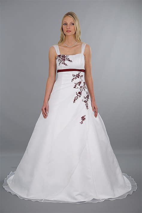 Seit jahrzehnten ist das traditionelle brautkleid weiß gewesen. Brautkleid Modell Eva - rote Stickereien | Schmetterling ...