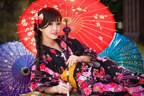 Молодая азиатка в кимоно с разноцветными зонтиками обои для рабочего стола картинки фото