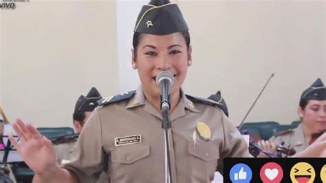 Mujer Policía Peruana Canta Qué Bonito Y Conquista Las Redes Sociales