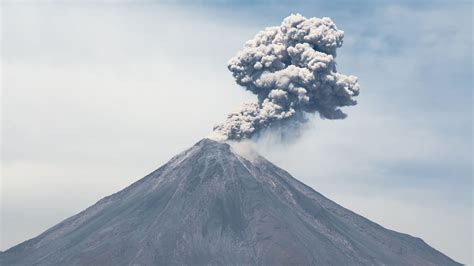 Volcán De Colima En Erupción En 2019 Volcanes Colima Y Nubes