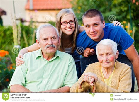Gps im haus ist natürlich immer schlecht! Familie im Heimpflege-Haus stockbild. Bild von alzheimer ...