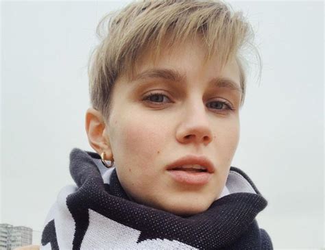 Дарья мельникова — молодая российская актриса театра и кино, которая получила популярность благодаря своей роли в комедийном семейном сериале «папины дочки». Смена профессии? Дарья Мельникова начала посещать курсы ...