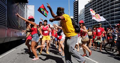 BARÕES DA MÍDIA USAM FUNK PARA DISTRAIR O POVO DIANTE DO IMPEACHMENT