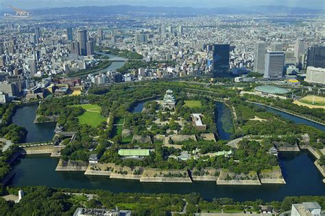 It's a stunning sight, rising up and commanding the skyline of the entire east side of the city. Osaka Castle - Japan Resort Club