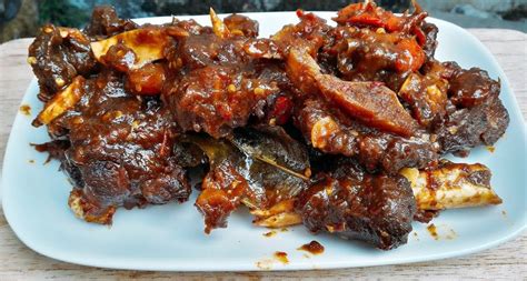1 kilogram jeroan kambing, bagian kepala kambing (telinga dan lidah), kaki, dan kikil kambing. Resep Kikil Kepala Kambing / Bikin Laper! Sedapnya Oseng Kepala Kambing dan Ampas Kecap ...