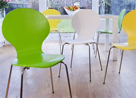 Пластиковые стулья - дизайнерские современные идеи для кухни