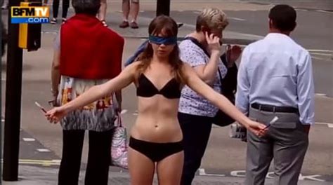 Elle se déshabille dans la rue pour militer pour l acceptation de son corps