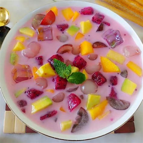 Cara membuat resep puding mangga yang enak dengan tekstur yang lembut cukup yang pertama resep puding mangga susu uht, yang kedua resep puding mangga santan dan yang ketiga resep puding sutra buah mangga. Sop Buah-Buahan - Resep Sop Buah Indobintang.com