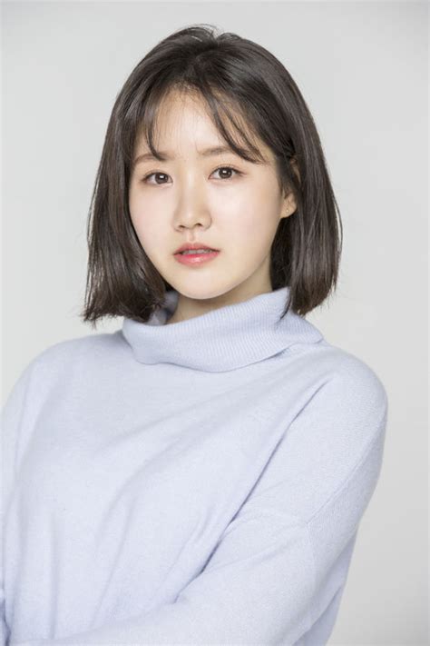 This drama is about yang baek hee (kang ye won) who returns to the quiet island sumwol after 18 years away with a new identity. Baek Hee Has Returned: Sinopsis, Reparto, Director Y Más
