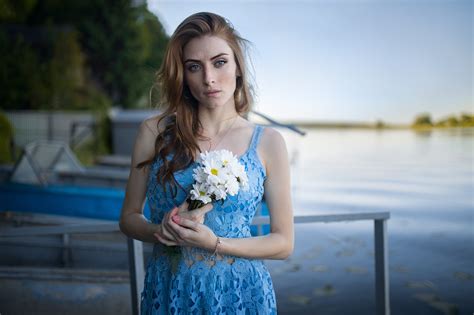 Hintergrundbilder Frau Modell 500px Porträt Tiefenschärfe Rothaarige Blumen Wasser