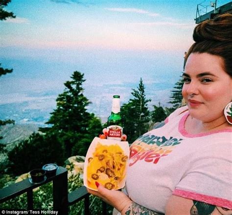 Tess Holliday Celebrates National Nude Day Daily Mail Online