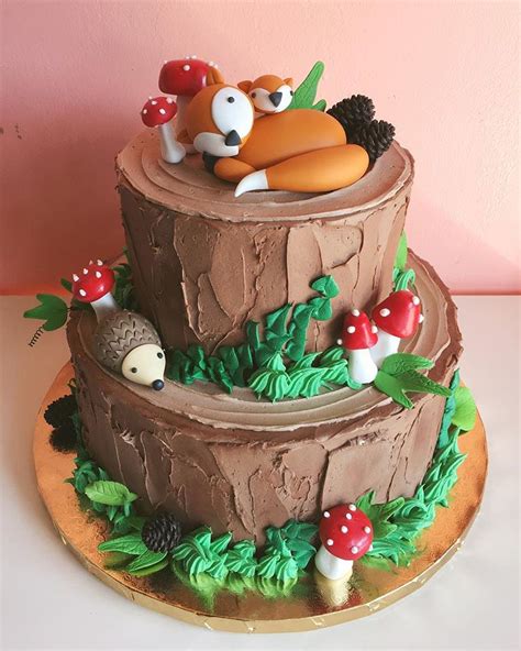 This Woodland Cake Is Made Even Sweeter With This Fondant Fox Topper ️