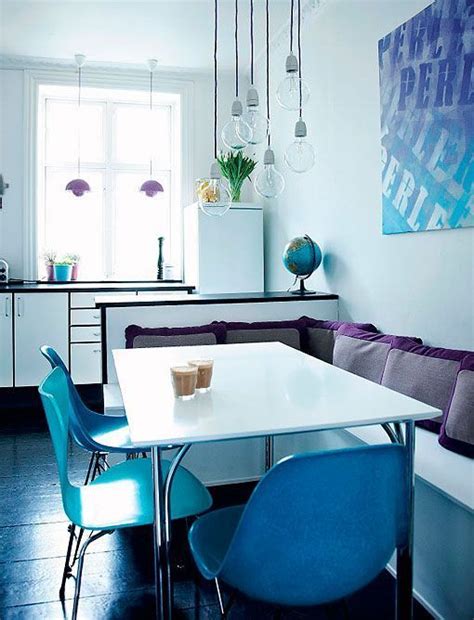 Hoy les traigo esta cocina de estilo escandinavo que me gusta por su luminosidad y gran espacio. Cocina blanca con toques de color y comedor de diario