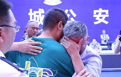 Chinese Father Reunites With Abducted Son After Years