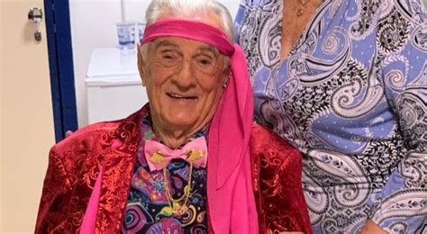 Esta é apenas uma das passagens dele pela. Orlando Drummond: biografia do ilustre morador de Vila ...