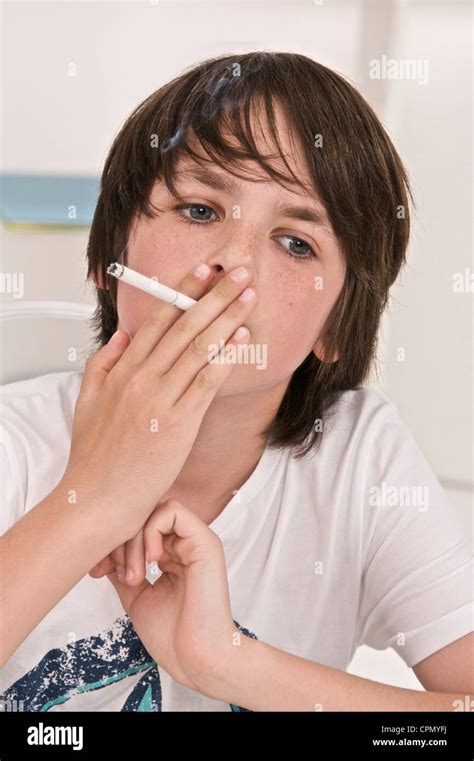 12 Year Old Boys Smoking Fotos E Imágenes De Stock Alamy
