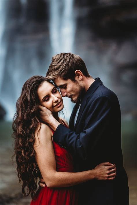 Striking Waterfall Engagement Photos Toccoa Falls Wandering Weddings Romantic Photoshoot