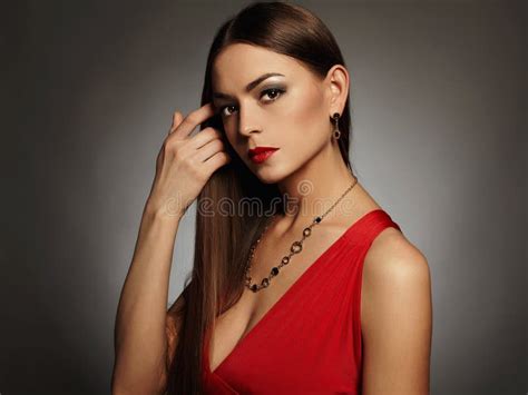 Jonge Mooie Sexy Vrouw Schoonheidsmeisje Die Juwelen Dragen Elegante Dame In Rode Kleding Stock