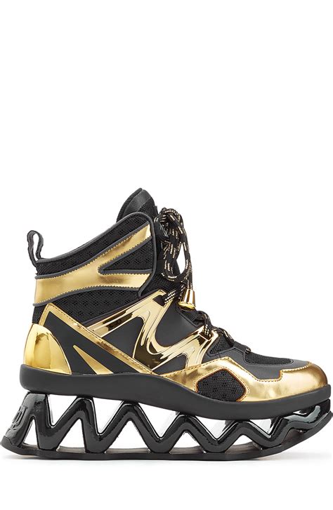 I suoi iconici modelli di scarpe, le sneakers dal gusto moderno, i mocassini e le borse di alta qualità sono perfetti per un look semplice e sempre di classe. Marc By Marc Jacobs Ninja High Top Platform Sneakers In ...