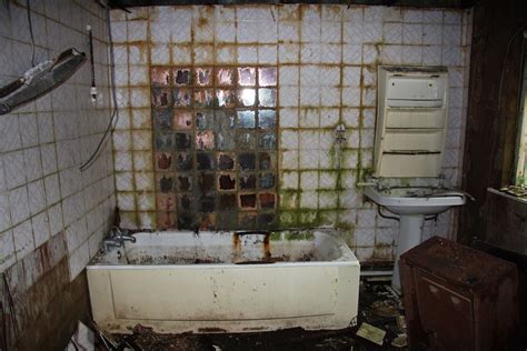 Abandoned Bathroom By Hanna Mai Davies Abandoned Places Abandoned
