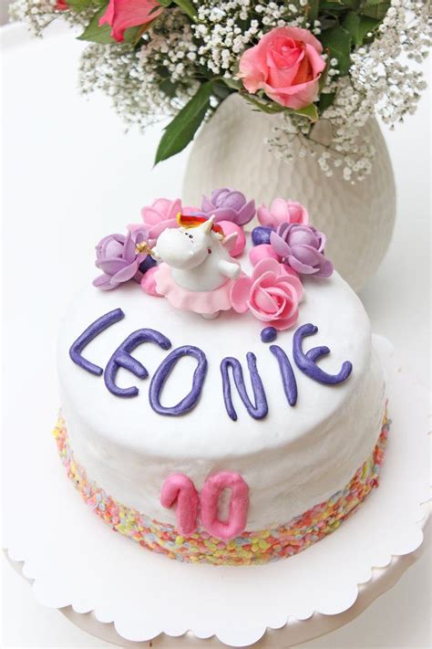 Eine ganz einfache und schnelle geburtstagtorte, die wohl jedem kind gefällt. Regenbogen-Einhorntorte zum Kindergeburtstag und Café ...