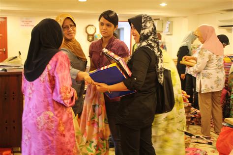 Sekiranya berminat untuk mendapatkan fabric sutera putih bermutu yg di import dari korea ( sykt antarabangsa) dgn harga pasaran tempatan. inilah kisah kami..: Bercuti di Terengganu : Melawat ...