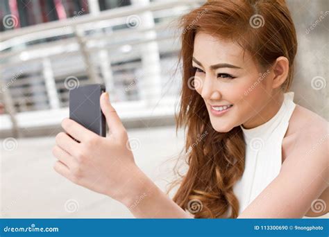 mujer que toma un selfie con su smartphone foto de archivo imagen de cuadro gente 113300690