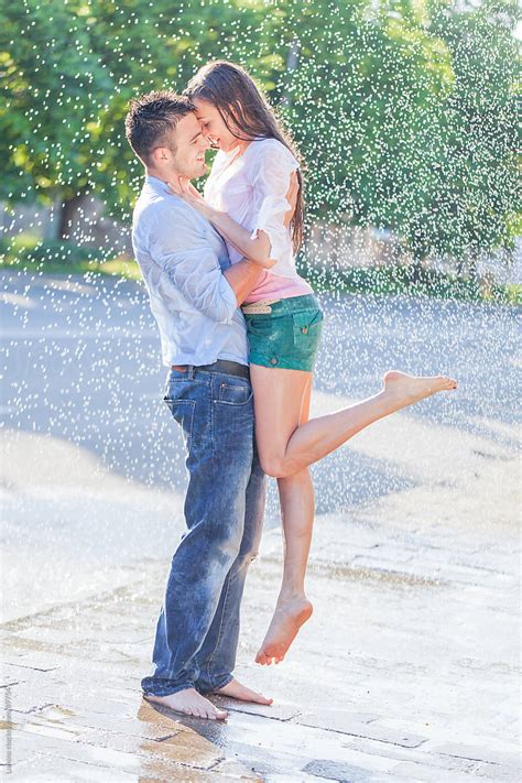 Couple Kissing In The Rain Por Lumina Stocksy United