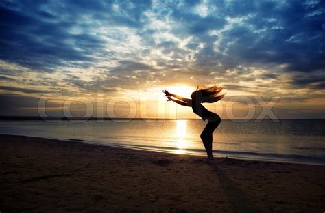 Tanzen Dynamische Frau Am Strand Bei Stock Bild Colourbox