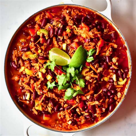 Chilli con carne is one of those meals that many go back to again and again to make, it's always popular with families and can be served with pretty much anything. Simple Vegan Chilli con carne Recipe | Recipe in 2020 ...