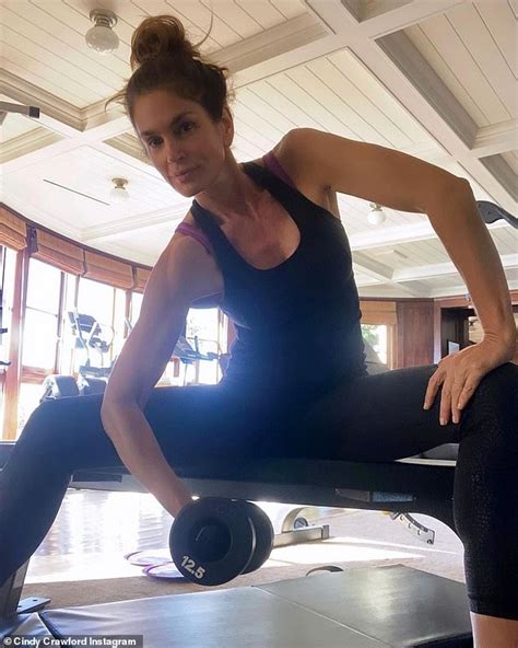 Cindy Crawford 54 Shows Off Her Impressive Biceps Muscles While Lifting Weights Daily Mail