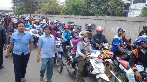 Sesuai dengan pengertian dari surat lamaran kerja di pabrik sendiri yaitu suatu surat yang ditujukan kepada perusahaan atau instansi tertentu dalam hal ini. Foto karyawan pabrik.
