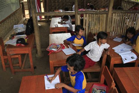 Murid Sd Di Lebak Belajar Dalam Kelas Berdinding Bambu Republika Online