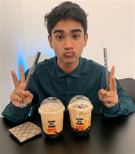 Disaat ku tiada nanti, tiada lagi disisimu jangan kau bersedih dan menangis engkau insan yang ku sayang yang paling ku kasih dirimu amat bererti dihidupku. Biodata Penyanyi Irfan Haris, Peserta Big Stage Musim 2 ...