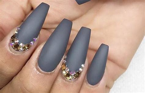 Tener uñas decoradas no sólo es para las chicas de uñas largas, por eso nos dimos a la tarea de encontrar divertidos diseños en los que te puedes inspirar para tener unas uñas lindas y muy a la moda. Uñas decoradas color gris - UñasDecoradas CLUB