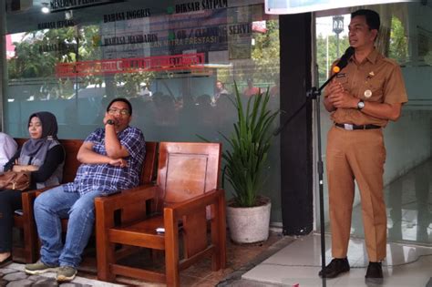 5.1 bagaimana cara mengatur karyawan yang bekerja di kantor saat new normal? Cara Bekerja Di Kantor Kecam - Aji Surabaya Kecam Perampasan Ponsel Milik Jurnalis Tempo Oleh ...