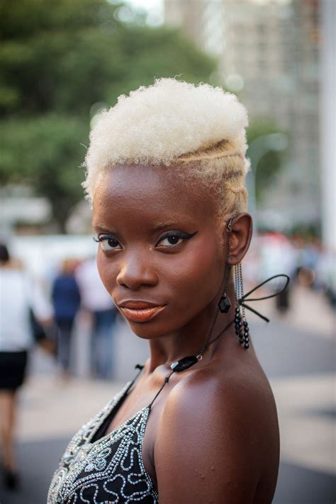 Fashion Week Afro Blonde Fille Cheveux Blonds Cheveux Blond Platine