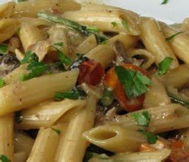 Altre ancora invece di pomodorini tagliati a metà: Pasta alla boscaiola classica: ricetta per un primo piatto ...