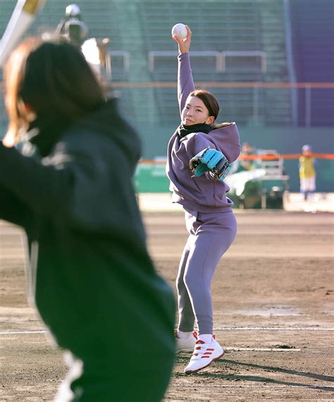 渋野日向子杯ソフトボール大会が開催「小学生最後の思い出となるように」始球式でマウンドに登場 スポーツ報知