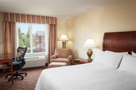 Quais são os restaurantes perto de king royal garden inn? 1 King Room | Hotel, Hilton garden inn, Inn
