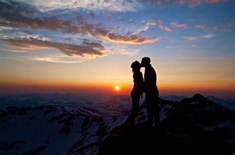 Молодая пара влюбленных пришла на море на закате солнца Обои для рабочего стола