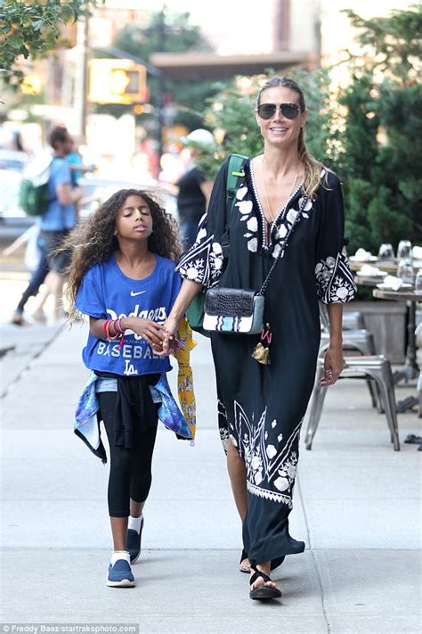 Девушка унаследовала красоту звездной мамы и ее фотогеничность. Heidi Klum holds hands with daughter Lou in New York City ...