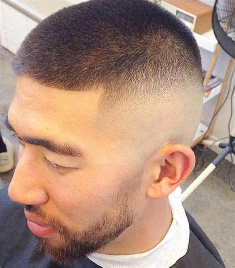 Besoin d'inspiration pour votre prochaine coiffure homme cheveux bouclés ? coiffure homme fondu a blanc - Coupe pour homme