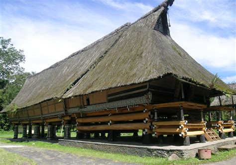 Rumah ini menjadi simbol keberadaan masyarakat batak yang tinggal di kawasan tersebut. Rumah Adat Suku Batak Wajib Anda Ketahui - KlikBatak.com