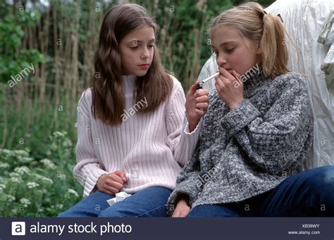 Teen Age Girl Smoking Cigarette Stockfotos Und Bilder Kaufen Alamy