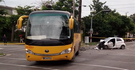 Había miles de ambulancias y bomberos | lasexta.com. Accidente entre ómnibus y auto dejan un muerto en La Habana