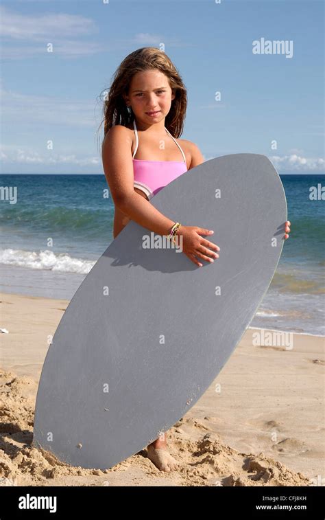 Junge Mädchen Posiert Am Strand Stockfotografie Alamy