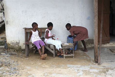 Filles Africaines Du Ghana Prenant Leau Image éditorial Image Du école Population 10362265